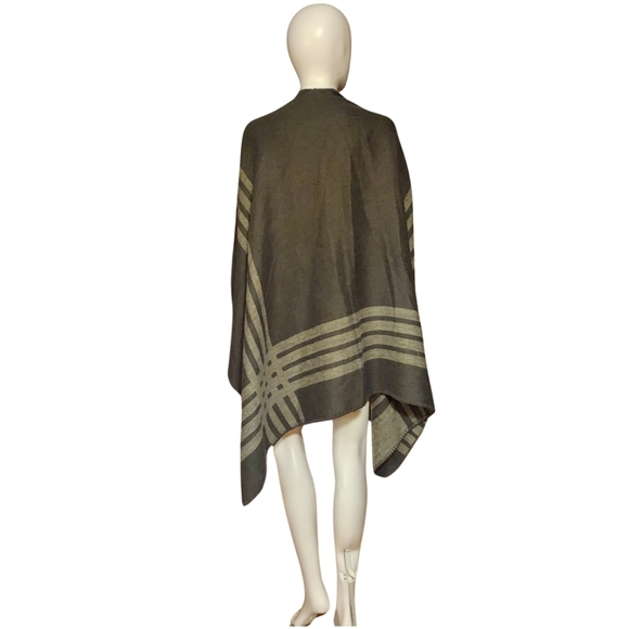 BB Dakota X Fab Fit Fun Reversible Striped Poncho/Wrap - Picture 5 of 16
